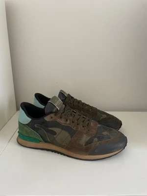 Valentino rockrunner skor  - Säljer nu dessa Valentino rockrunner skor, skriv för fler bilder/frågor🙌🏼
