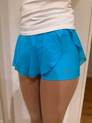 Konståknings kjol - Säljer en turkos konståkningskjol från intermezzo. Storleken är ungefärlig eftersom de inte står någon i den. Men jag är 162