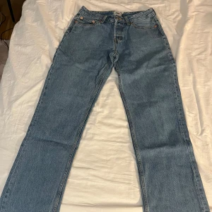 Lager 157 blå jeans - Lager 157 jeans med rak passform. Jeansen har 4 fickor, 