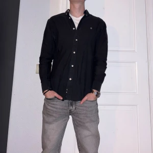 Svart skjorta från Morris - Svart skjorta från Morris i storlek M.  Fint skick till ett bra pris. Nypris: 1299kr. Mitt pris: 349kr. Vid frågor eller funderingar, tveka inte att höra av dig.