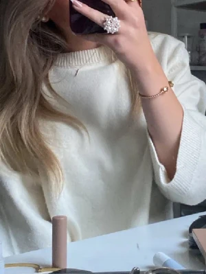 Vit stickad tröja - Säljer en vit stickad tröja. Den har en enkel och clean look som är lätt att matcha med olika outfits. Perfekt för dig som gillar en stilren vibe och vill ha något mjukt och bekvämt. Passar bättre på en som bär M