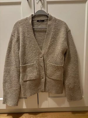Beige kofta från Gina Tricot - Mysig beige kofta från Gina Tricot i storlek XS. Den är slutsåld på hemsidan, skriv vid frågor💕