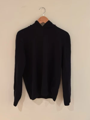 Oscar Jacobson Kashmir Hoodie - En kashmir hoodie från OJ (Pascal). Nästan exakt likadan som den andra jag säljer. Mycket bra skick och omhändetagen. Nypris: 1599kr. Priset kan självklart diskuteras!