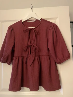 Tröja med knyte  - Oanvänd blus från lager 157