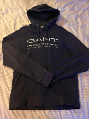Gant hoodie - Säljer denna snygga gant hoodie i mycket fint skick, säljs då den är lite för liten
