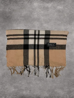 Burberry scarf Beige - Riktigt fin burberry scarf i mycket bra skick. Självklart äkta🙌🏼 skickar alltid så snabbt jag kan☺️ skriv för fler bilder🙏🏼