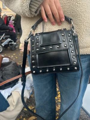 Cool Zara väska  - Säljer den här as coola Zara väskan som inte säljs längre. Den är i bra skick!! Skriv om ni har frågor☺️kan gå med på att sänka priset vid snab affär❤️