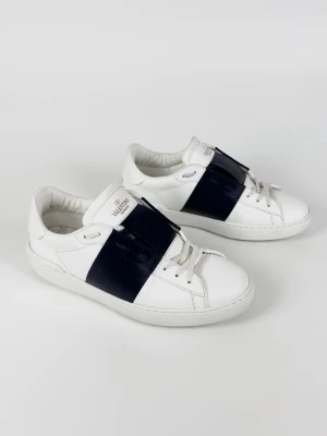 Valentino open skor - | Säljer ett par Valentino open sneakers i riktigt bra använt skick | Storlek: 41 | Enbart skorna ingår | Hör av dig vid frågor eller funderingar