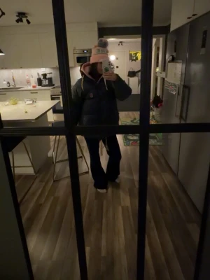 Mörkblå dunjacka från Fjällräven - Säljer en mörkblå, fluffig dunjacka från Fjällräven expedition down jacket i XXS med gula snören och huva. Jackan har dragkedja, knappar och två stora fickor framtill. Klassisk Fjällräven-logga på bröstet och bra kvalité, en liten skada på höger arm som inte är så tydlig. Priset kan diskuteras