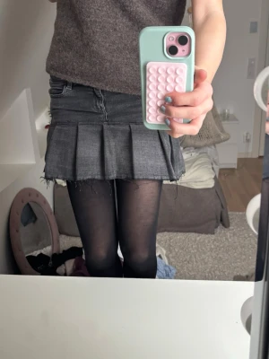 Grå jeanskjol - ‼️PRIS KAN DISKUTERAS‼️ STROLEK 146 men passar mig som brukar använda 164/170 i ginas jeans. I med att de är omgjorda och det bara är midjan som spelar roll. Säljer en grå kort jeanskjol med tillsyd volang.  Har själv gjort om jeans till denna kjol, och därför har den lite skavanker. Men funkar fint att tvätta i maskin. Kjolen har klassiska jeansdetaljer som fickor fram och bak samt dubbla knappar i midjan. 