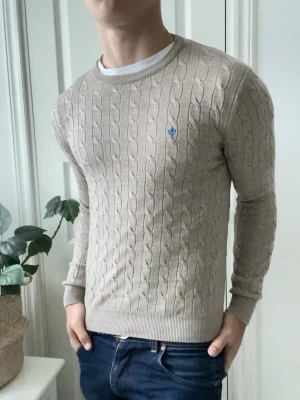 Morris beige stickad tröja  - Morris beige stickad tröja , väldigt najs passform! 100% merino wool i storlek S vilket är bra på modellen som är 180 cm 75 kg. Kanske lite litet… den har inte tvättats fel eller något sånt. Så var försöktiga när ni tvättar merino wool! 