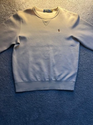 Ralph lauren sweater beige  - Tjenare! Säljer nu min Ralph lauren sweater i storlek M då den inte kommer till användning längre. Väldigt fin, unik har inte sett många med denna färgen! Inga tydliga tecken på skador förutom det lilla noppriga som finns på bild 3, går att ta bort. Vid intresse hör gärna av er. Mvh