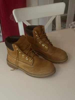 Timberland boots, strl 40 - Klassiska Timberland boots. Skorna är använda men fortfarande i bra skick utan defekter. Perfekta för höst, vår och vinter, riktigt snygga till jeans.