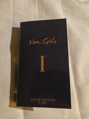 Van Gils I Eau de Toilette 1.5ml - 1ml parfym Van Gils I Parfym 40 kr men är öppen för bud.  Upptäck Van Gils I – en modern, träig och aromatisk doft med noter av bergamott, plommonblom, kardemumma, rödpeppar, lavendel, patchouli, sandelträ, vetiver, vanilj, tonkaböna och mysk. Volym: 1.5 ml.