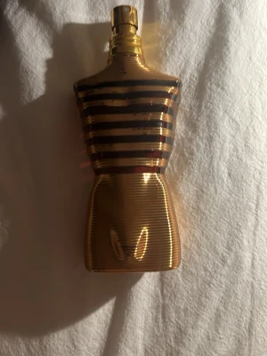 JPG Le Male Elixir Parfum 75ml - Upptäck Jean Paul Gaultier Le Male Elixir Parfum. Flaskan är 75 ml men skulle säga det är runt 20-25 ml kvar i den. Flaskan är lite repig men man märker inte det. Parfymen används inte längre säljer den därför. Nypris runt 750kr mitt pris 175kr. Kontakta mig om du har frågor.