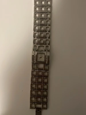 GUESS klocka  - Äkta GUESS klocka. Stainless steal water resistant. Nypris 1500 kom med prisförslag om det ej passar!