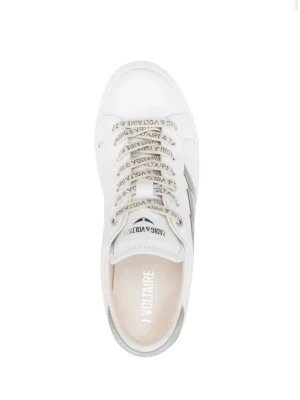 Zadig & Voltaire vita sneakers med silverdetaljer - Snygga vita sneakers från Zadig & Voltaire med silvriga blixtdetaljer på sidan och glittrig silverpatch vid hälen. Skorna har vita snören med logga och en klassisk låg profil. (bilderna inte mina men kan skicka mer) 