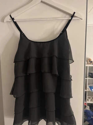 Grå volangtopp - Säljer en grå volangtopp 