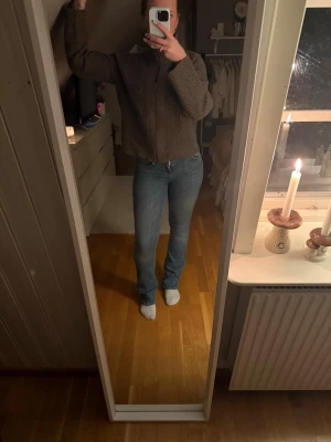 Bootcut jeans från Zara  - Snygga och väldigt sköna jeans från Zara. Använda ett fåtal gånger, så inga defekter eller fläckar. Skickar snabbt! 