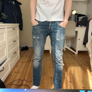 Dondup jeans - Säljer ett par dondup jeans i w29 L30-32. Sitter bra på mig som är 175. Jeansen har av design slitage. De är modell ritchie men har fått en slim fit av använding. Hör av dig vid minsta lilla fråga