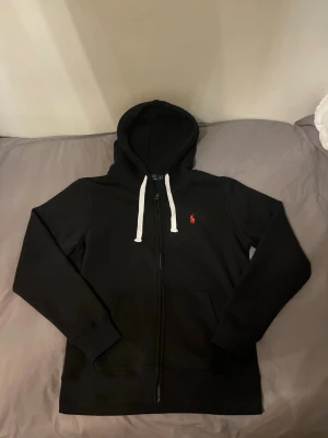 Rep Ralph Zip Hoodie Lauren , M - Detta är en replika på Ralph laurens zip Hoodie, Den är i nyskick och jag säljer denna då den ej passa mig.  Aldrig använd endast prövad. :)