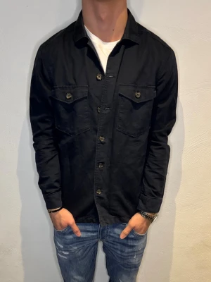 East West Overshirt - Stl - M | skick: 10/10 | nypris: 1399