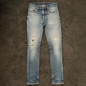 Nudie jeans  - Riktigt feta nudie jeans med många reparationer och distressing. Slimfit så har riktigt bra passform. Storlek 28/32 men passar nog 30/32
