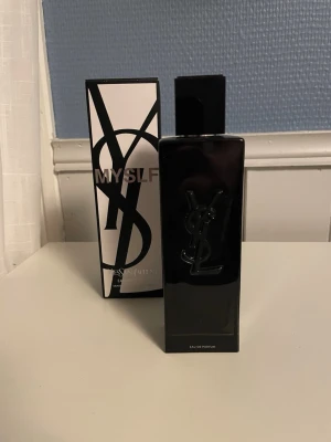 YSL MYSLF Eau de Parfum - En underbar  parfym från YSL med modern design. Flaskan har tydlig YSL-logga och kommer i originalförpackning. Eau de Parfum för dig som vill sticka ut med en perfekt doft. Nypris 1200kr  Skulle säga att det är runt 70-75ml kvar. Digitalt kvitto finns. 