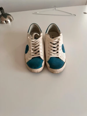 The gallerist skor - The gallerist från deras första drop någonsin, enkla och snygga, använda en/två gånger ser mer använda ut för att det är distressed sneakers