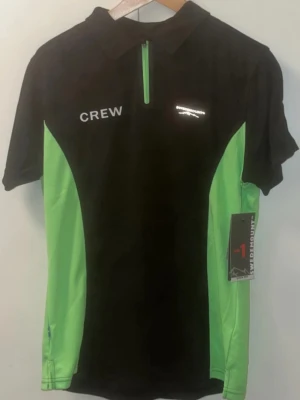 Svart och Grön Tröja - Svart och Grön Tröja i luftigt material. Originalpris: 300kr