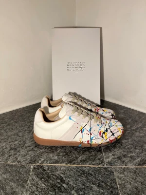 Maison Margiela Gats - Vita Maison Margiela paint splatter. Helt nya!