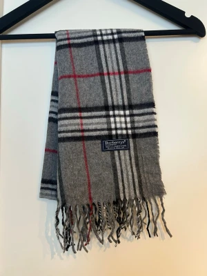 Burberry halsduk - Burberry scarf i fint skick! Hör av dig vid frågor och kolla gärna in min profil för fler scarves osv!