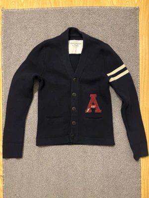 Abercrombie & Fitch Cardigan - Säljer denna feta Abercrombie & Fitch stickad cardigan | Mycket bra skick | Storlek S | Längd ≈ 64cm , Bredd armhåla - armhåla ≈ 46cm | Hör av vid funderingar, pris kan diskuteras!