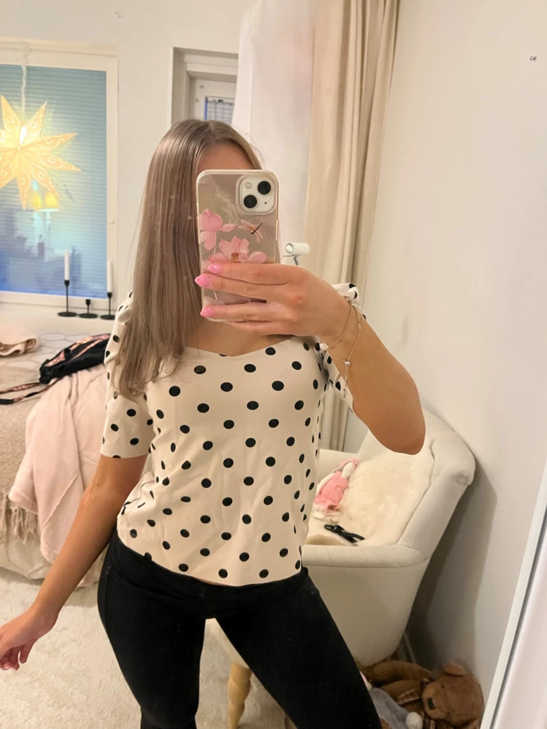 Vit prickig topp med puffärm