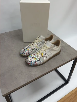 Masion Margiella  - Säljer nu ett par riktigt schyssta Masion Margiella skor med färg på skorna är knappt använda och ser ut som nya skrina kostar ny pris 7000 på deras hemsida har dustbag o kvitto o allt så bara o skriva om nu vill ha mer info 