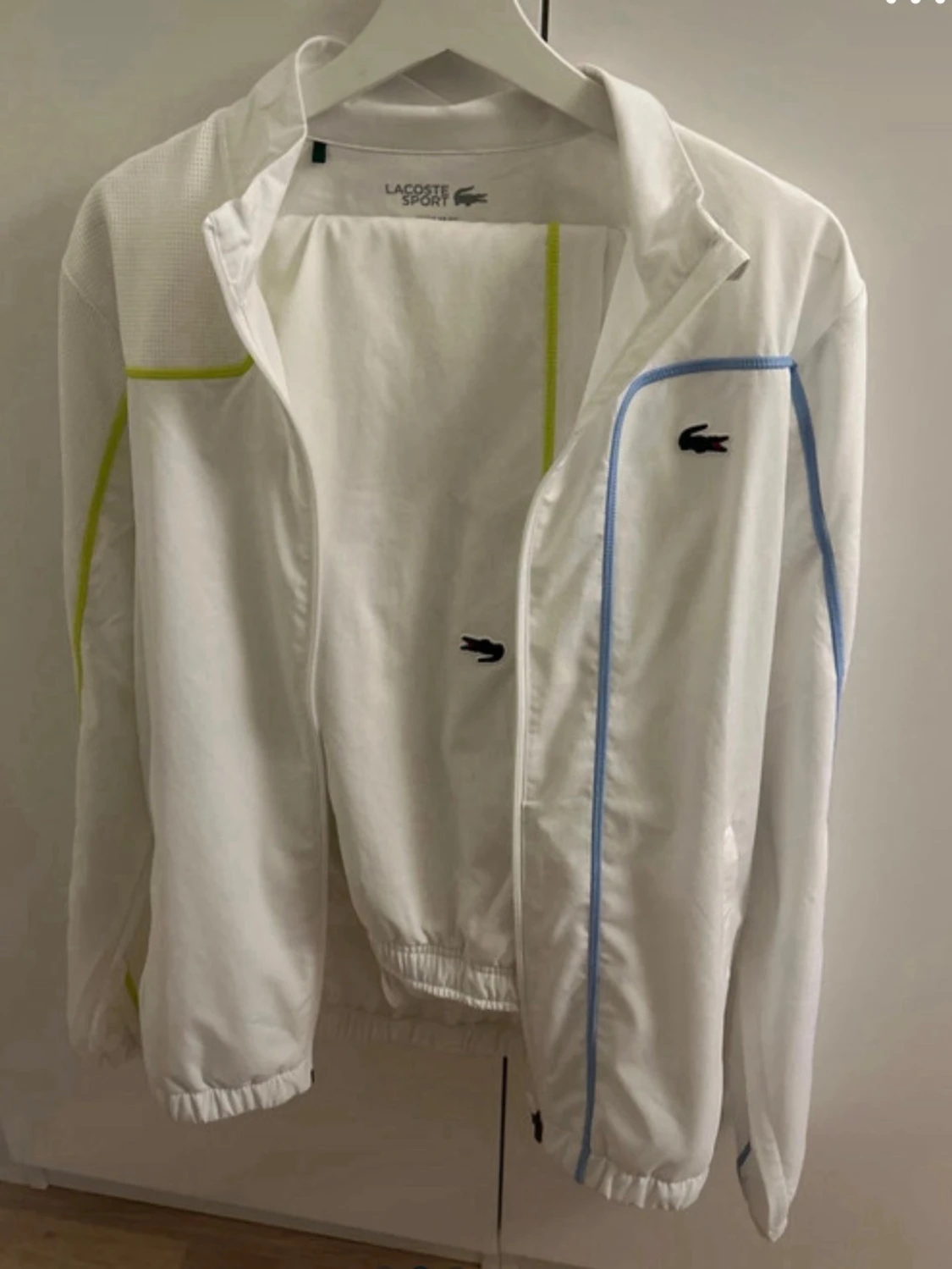 Vit vindjacka från Lacoste Sport - 1