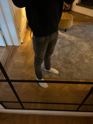 Replay svarta slim jeans - Säljer ett par svarta Replay jeans med snygg slim passform. Jeansen har klassisk femficksdesign, diskret Replay-logga vid fickan och är tillverkade i mjukt jeansmaterial. Perfekta för dig som gillar en stilren och modern look. Finns ett litet hål som är igen lappat på insidan så det inte blir hudsyndligt. Kan diskutera pris😁 hör av er vid frågor!👍