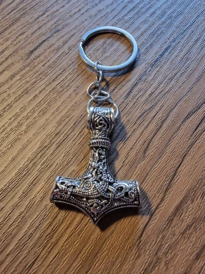 Nyckelring Torshammare - Nyckelring. Legendarisk vikingahammare. Zinklegering. 4,6 cm hög berlock.