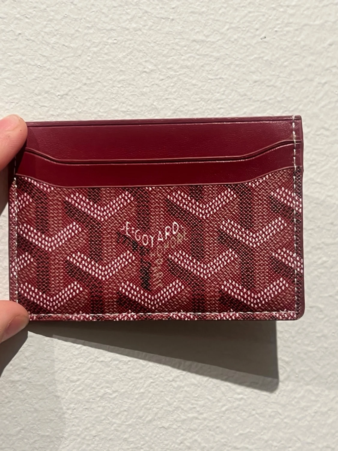 Röd plånbok med mönster