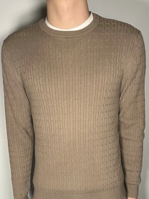 Kabelstickad John Henric tröja - Säljer en riktigt snygg och trendig Kabelstickad John Henric tröja i fint skick, storlek M, vid frågor är det bara att skriva //Grament