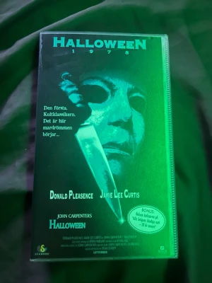 Halloween 1978 - Detta är en VHS som inte är öppnad men fodralet är bara lite trasigt men det fungerar fortfarande att öppna & stänga som normalt. Men själva VHS 📼 är inte öppnat eller skadad 