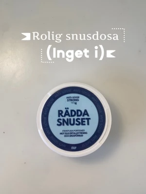 Rolig snusdosa - Rolig snusdosa från Moderaternas ungdomsförbund. Det står rädda snuset på och anti sosse. OBS: det är inget snus inuti! Den är heller aldrig använd