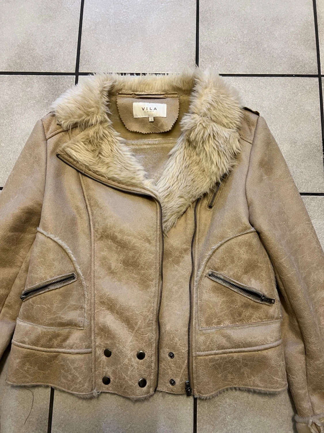 Beige pälsjacka från VILA, storlek L - 1