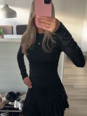 Svart klänning - Gullig klänning med volang nertill☺️