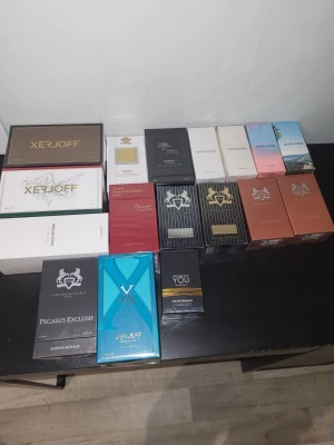 Lyxiga parfymer från kända märken - Upptäck exklusiva parfymer från Xerjoff, Creed, Louis Vuitton, Parfums de Marly, Maison Francis Kurkdjian och Emporio Armani. Perfekta för dig som vill sticka ut med dofter från några av världens mest ikoniska parfymhus. Flera olika volymer och editioner finns.