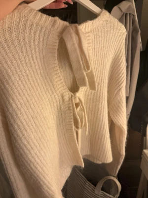 Vit stickad tröja med knyte - Superfin vit stickad tröja med ribbad struktur. Från gina tricot🩷 bra skick!