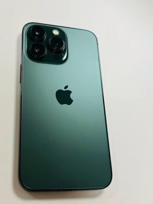 iPhone 13 Pro - Snygg grön iPhone 13 Pro med trippelkamera och elegant design. Telefonen ser ut att vara i mycket gott skick utan synliga repor eller skador. Perfekt för dig som vill ha en kraftfull och stilren smartphone med avancerad kamera. face id inte work