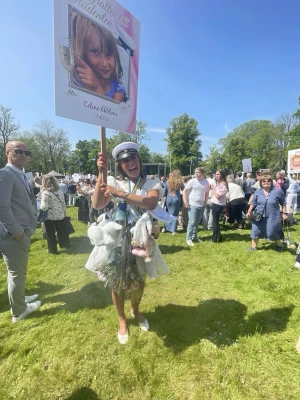 Student klänning - Säljer min student klänning! Använd en gång. Har ingen super bra bild men kan fixa!! Superfin vit kort klänning med puffärmar och v-ringning. Klänningen har ett subtilt blommigt mönster i tyget och en lätt utsvängd kjol som ger en söt och ungdomlig look. Perfekt för student eller sommarens alla tillfällen! Kostade runt 700 för mig med frakt o sånt