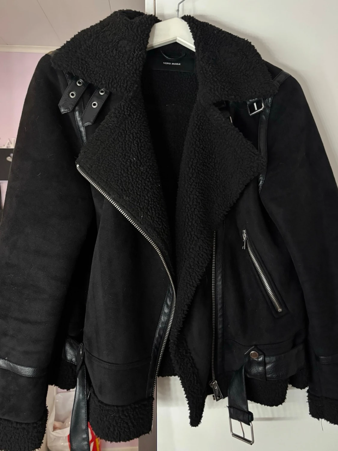 Svart teddyjacka från Vero Moda