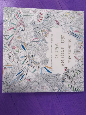Avkopplande Ny fin En tropisk värld  detaljerad målar bok - Helt Ny oanvänd. Upptäck en tropisk värld med denna kreativa målarbok! Fylld med detaljerade illustrationer av exotiska djur &  växter, perfekt för dig som gillar att färglägga & slappna av. Ett äventyr i regnskogen som passar alla unga  och vuxna.  Målar boken här Jättefina   Snygga bild motiv. 🫶 mvh Anna 